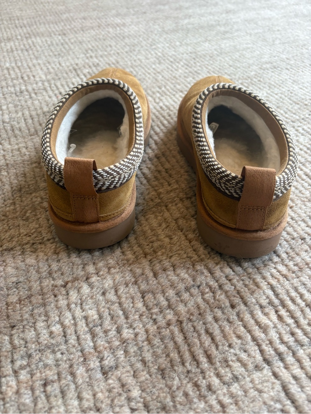 Koolaburra Women’s Tan Suede Fleece-Lined Slip-On Clogs - Picture 4 of 5